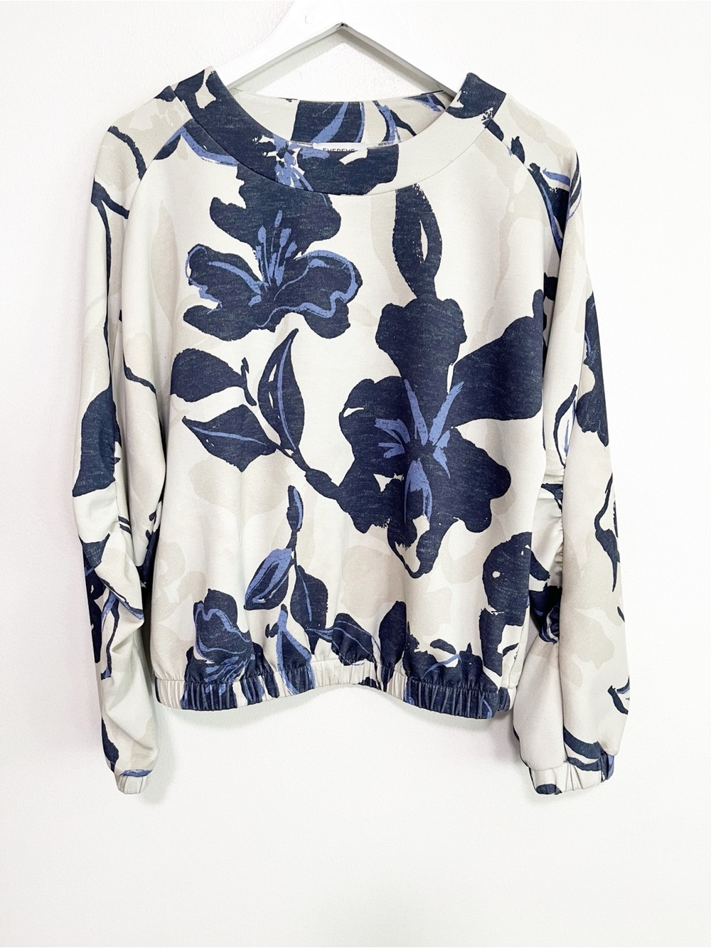 BOGO! Evereve Floral Print Ruched Sleeve Pullover Top Tan Blue Size Small - Picture 4 of 10